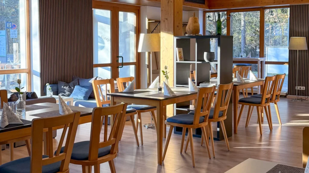 EIngedeckte Tische im Café