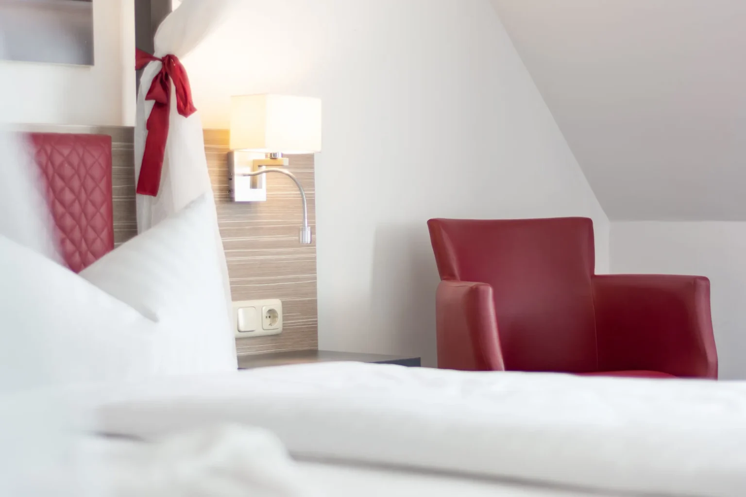 Stuhl steht neben einem Nachttisch