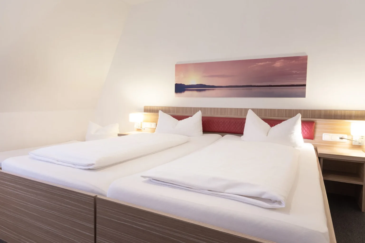 Übergroßes Doppelbett im Hotelzimmer