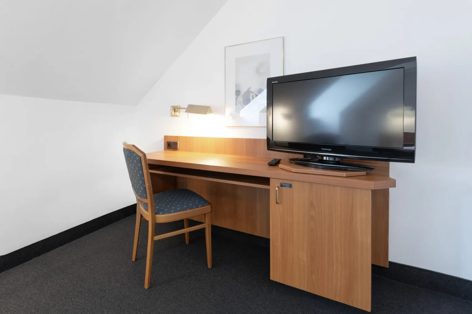 Schreibtisch mit TV und Sitzmöglichkeit