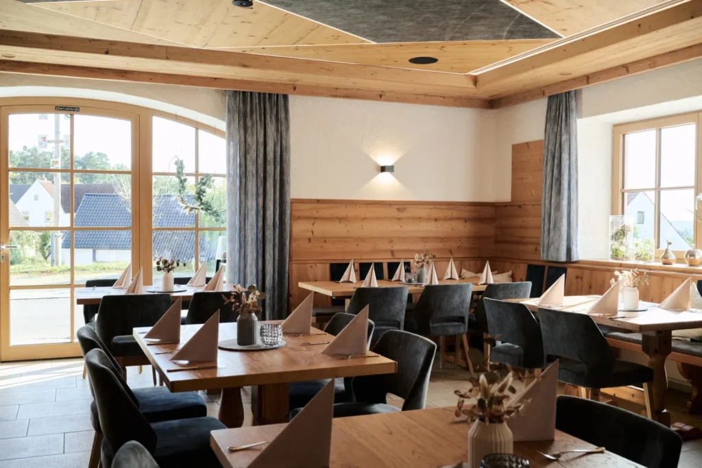 Gastraum im Restaurant zur Linde mit eingedeckten Tischen