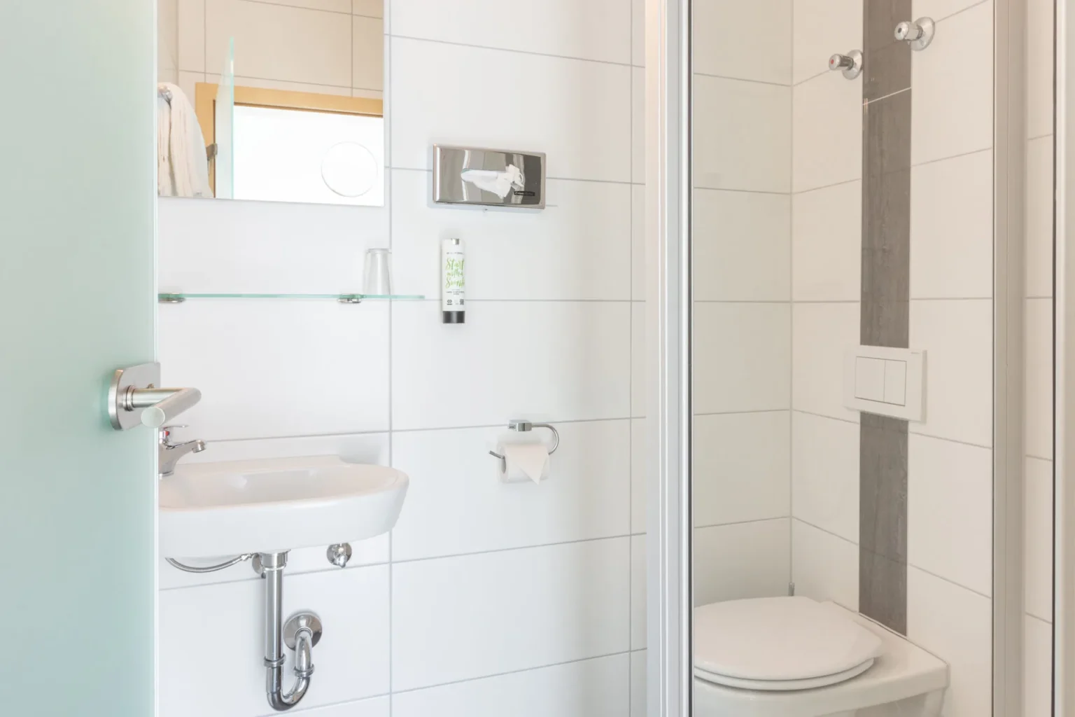 Modernes Badezimmer mit Spiegel, Waschbecken, Dusche und Toilette