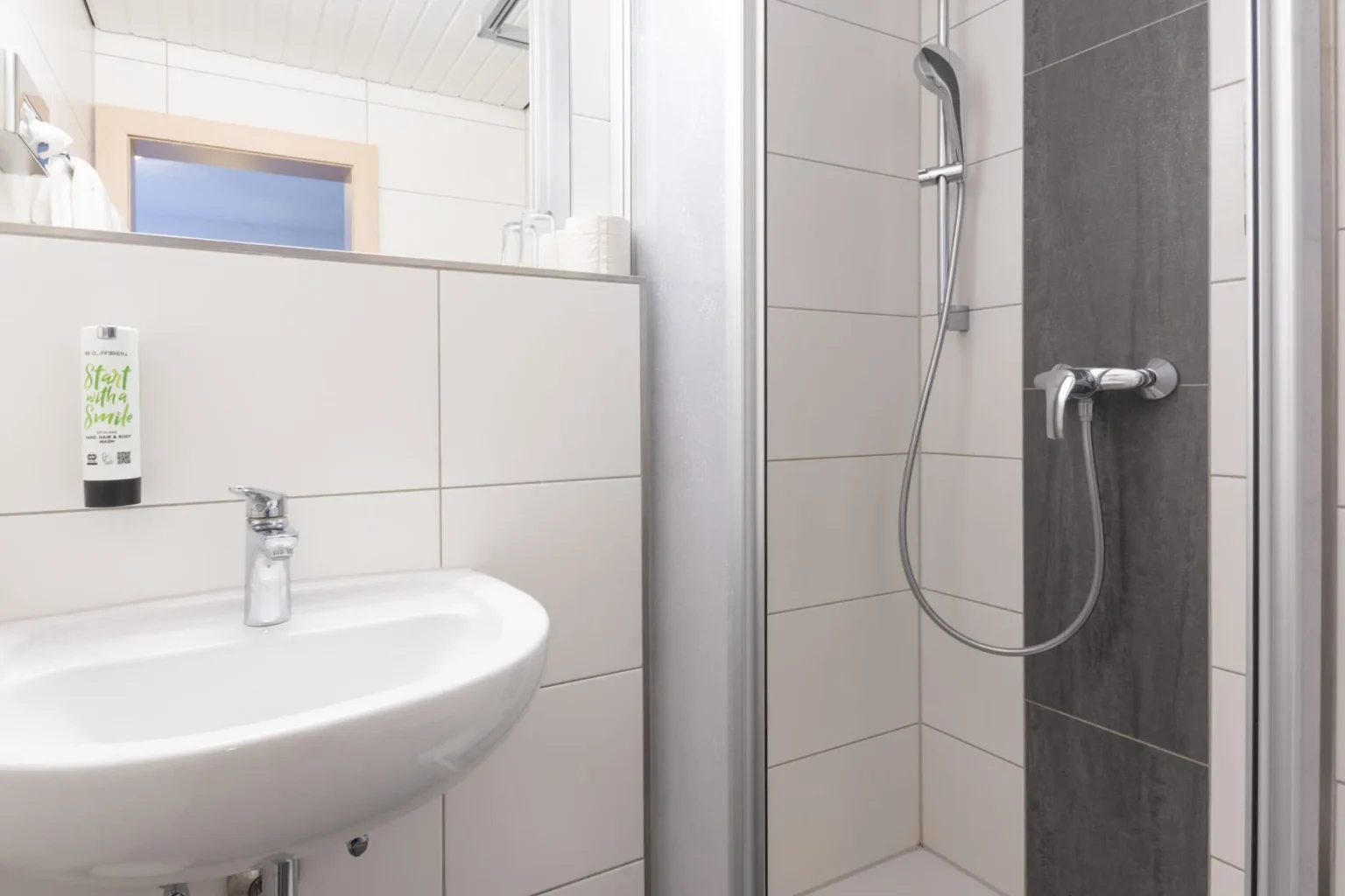 Modernes Badezimmer mit Spiegel, Waschbecken, Ablage und Dusche