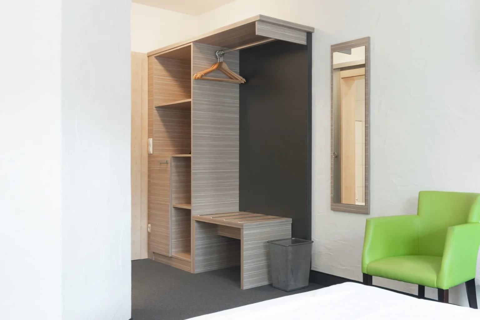 Schrank mit Garderobe im Hotelzimmer